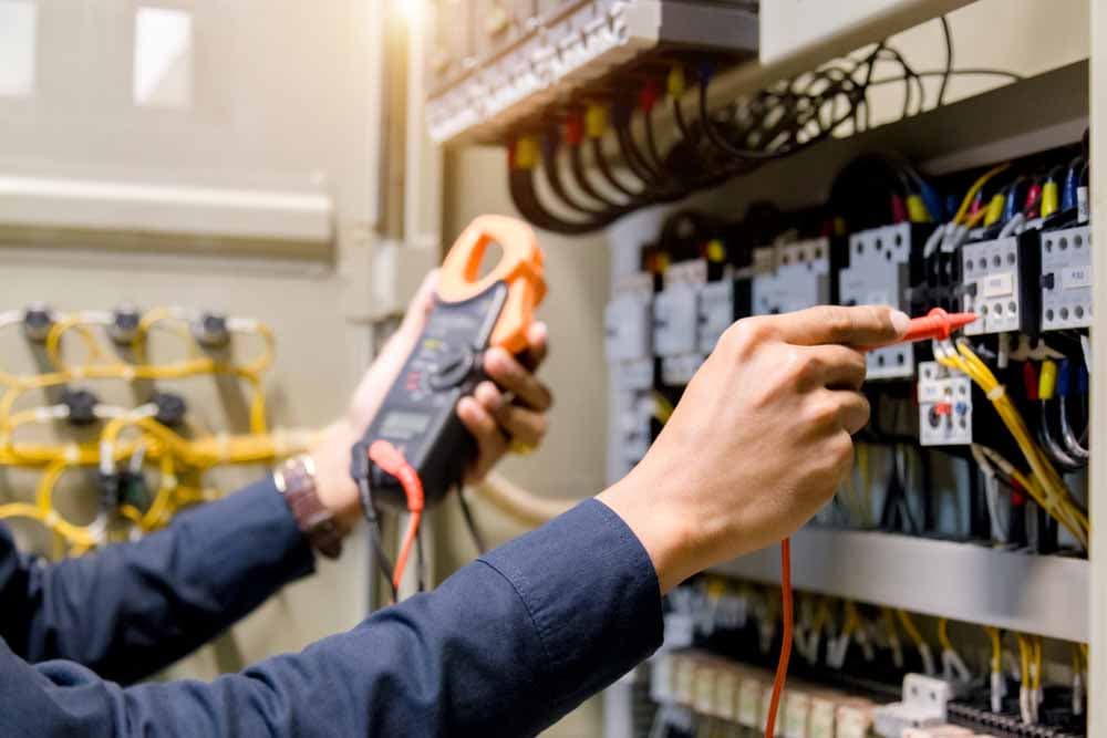 Elektrosicherheit für Mitarbeiter durch die DGUV V3 Prüfung verbessern