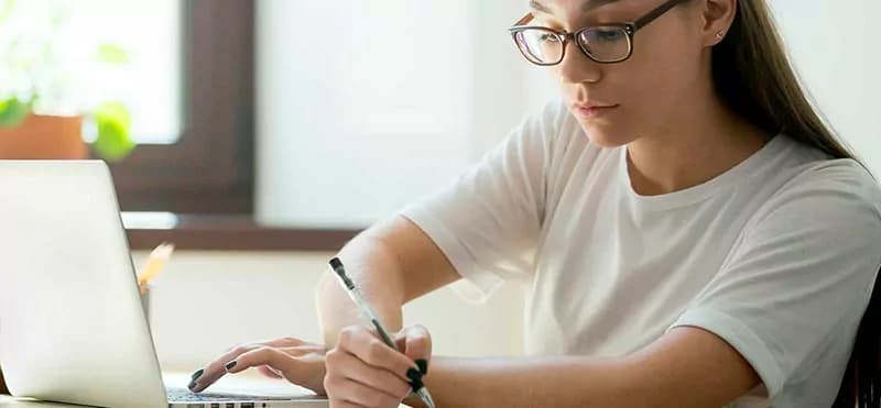 Online Deutsch grammatik kur: Praxisnahe Dialoge und Konversationen