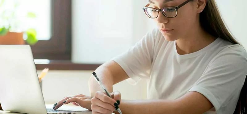 Online Deutsch grammatik kur: Praxisnahe Dialoge und Konversationen