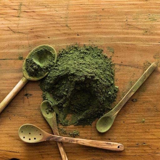 Wie werden Entzugserscheinungen und Symptome einer Substanzgebrauchsstörung im Zusammenhang mit Kratom behandelt?