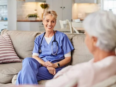 Pflegekraft für Zuhause: So gelingt die Pflege zu Hause reibungslos