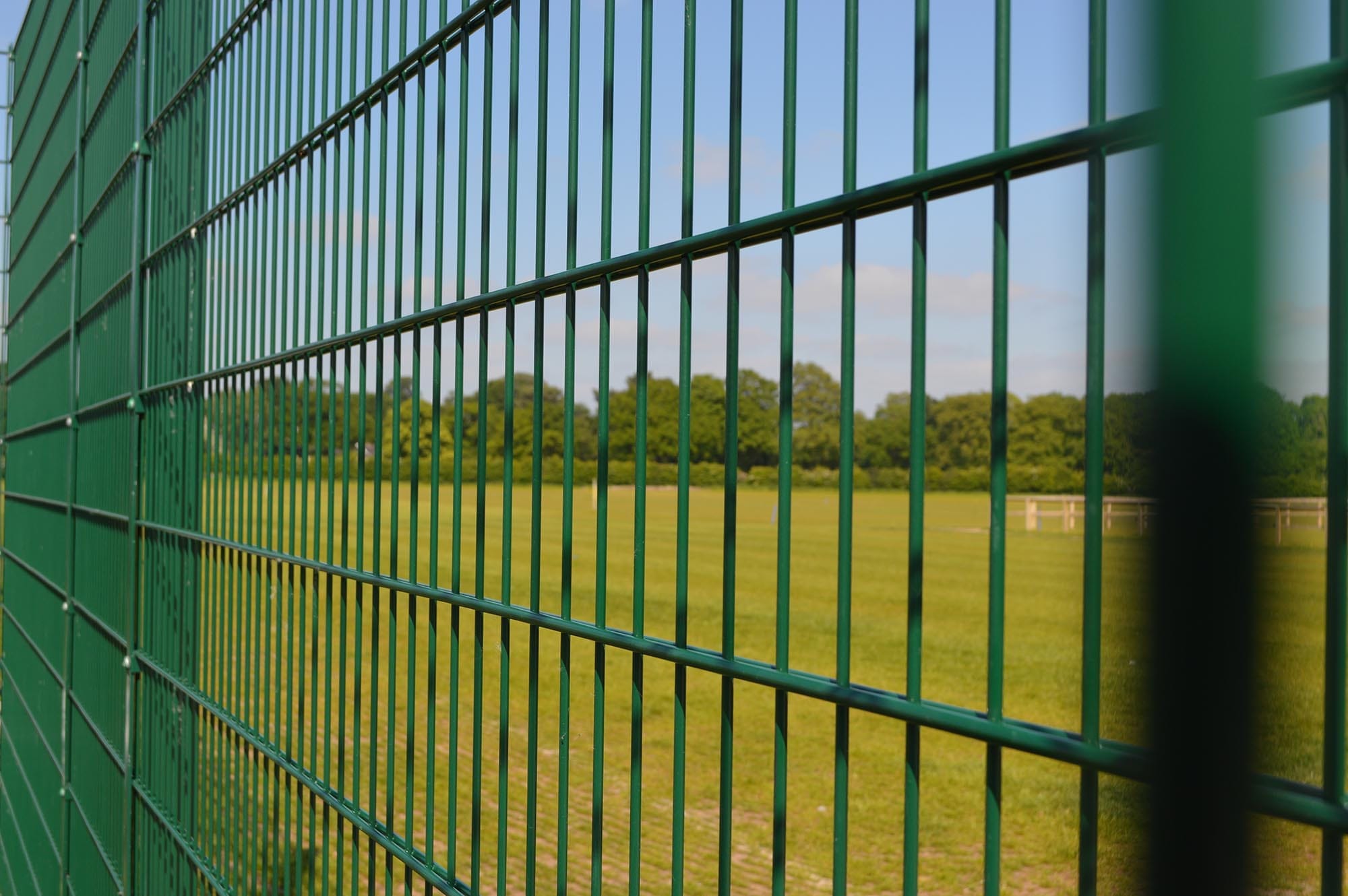 Wählen Sie Doppeldrahtgeflechtzäune für Sportanlagen und Stadien