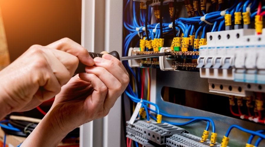 Prüfung elektrischer Anlagen bei Neuinstallationen: Was muss geprüft werden?