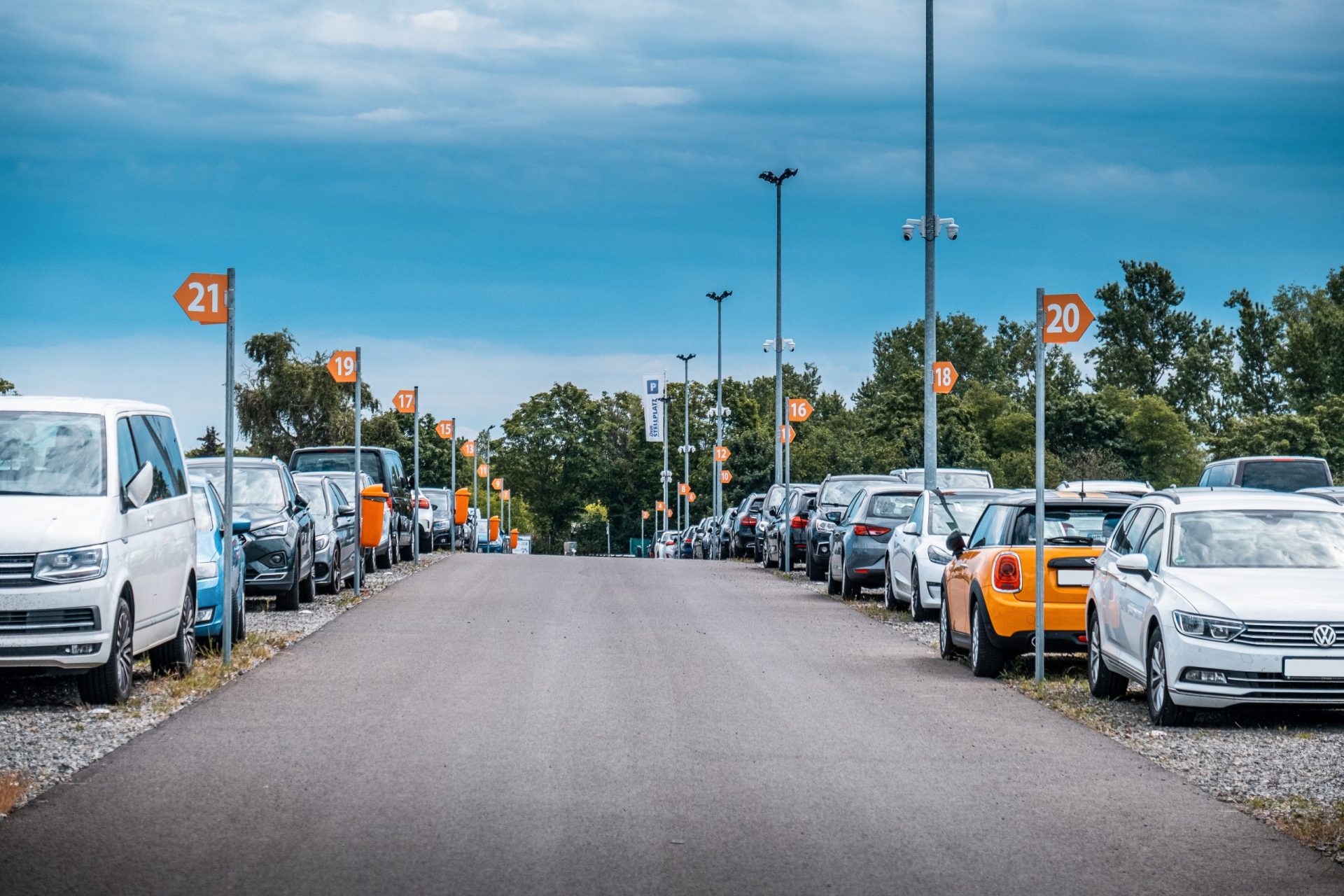 Herausforderungen beim Parken in Berlin? Vorausplanen mit Parkverbotsreservierungen