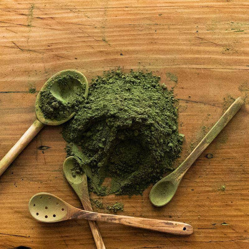 Wie werden Entzugserscheinungen und Symptome einer Substanzgebrauchsstörung im Zusammenhang mit Kratom behandelt?