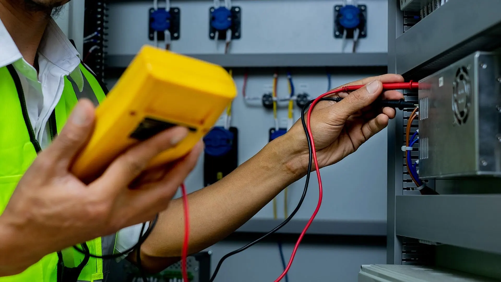 Prüfung elektrischer Anlagen bei Neuinstallationen: Was muss geprüft werden?
